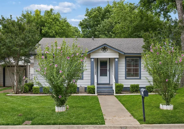 Photo 1 of Single family home for sale at 117 Moon St, Cleburne, TX 76033 | MLS# 21266636 | Listing updated on 2026-07-27