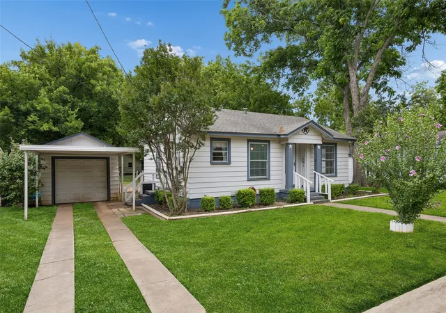 Photo 2 of Single family home for sale at 117 Moon St, Cleburne, TX 76033 | MLS# 21266636 | Listing updated on 2026-07-27