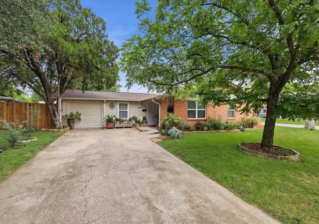 Homes for sale in Irving, TX | 2800 Brockbank Dr, Irving, TX 75062 | MLS# 21274297