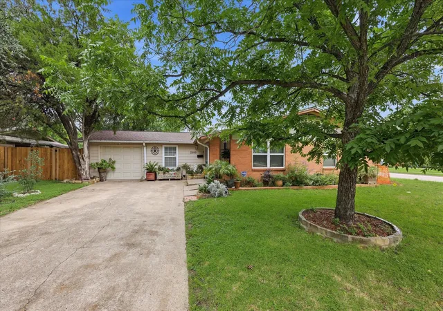 Homes for sale in Irving, TX | 2800 Brockbank Dr, Irving, TX 75062 | MLS# 21274297