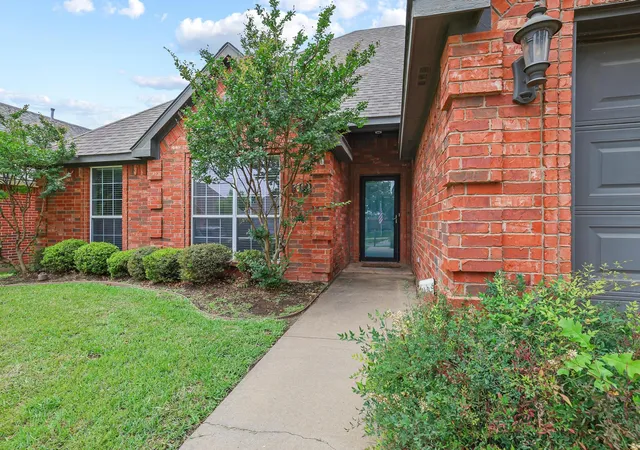 Photo 1 of Sale Pending at 702 Madison Pl, Sherman, TX 75092 | MLS# 21276703 | Listing updated on 2026-10-01