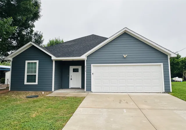 Photo 2 of Single family home for sale at 2415 San Gabriel Dr, Granbury, TX 76048 | MLS# 21277822 | Listing updated on 2026-10-06