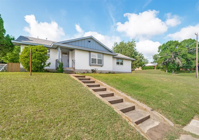 Homes for sale in Dallas, TX | 2406 Magna Vista Dr, Dallas, TX 75216 | MLS# 21279149