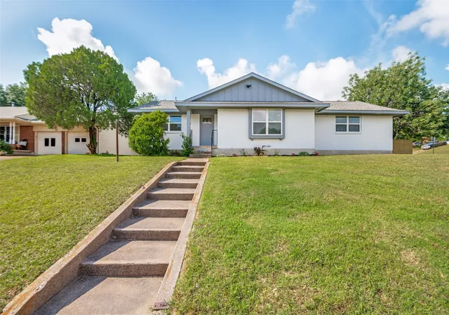 Homes for sale in Dallas, TX | 2406 Magna Vista Dr, Dallas, TX 75216 | MLS# 21279149