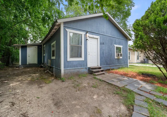 Homes for sale in Corsicana, TX | 2118 W 12th Ave, Corsicana, TX 75110 | MLS# 21277663
