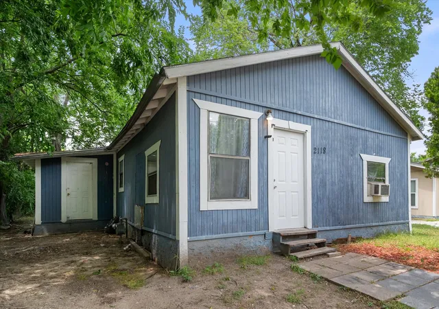 Homes for sale in Corsicana, TX | 2118 W 12th Ave, Corsicana, TX 75110 | MLS# 21277663