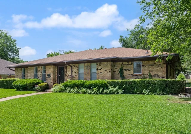 Photo 1 of Single family home for sale at 135 S Capri Dr, Duncanville, TX 75116 | MLS# 21276074 | Listing updated on 2026-07-15