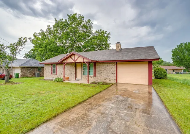 Homes for sale in Springtown, TX | 709 N Avenue B, Springtown, TX 76082 | MLS# 21274304