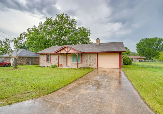 Homes for sale in Springtown, TX | 709 N Avenue B, Springtown, TX 76082 | MLS# 21274304