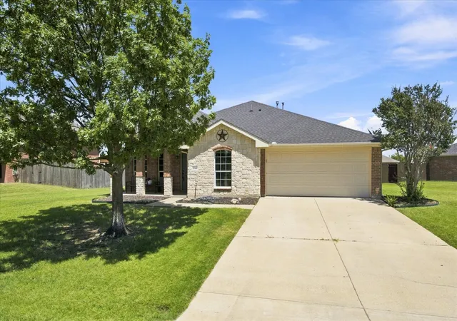 Photo 1 of Sale Pending at 2744 Stoney Hollow Ln, Rockwall, TX 75087 | MLS# 21279321 | Listing updated on 2026-09-17