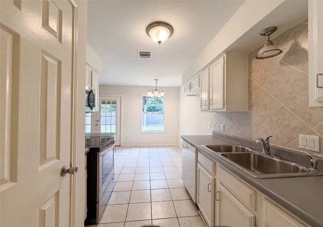 2nd image of 6505 Big Springs Dr, Arlington, TX 76001 | MLS# 21279126