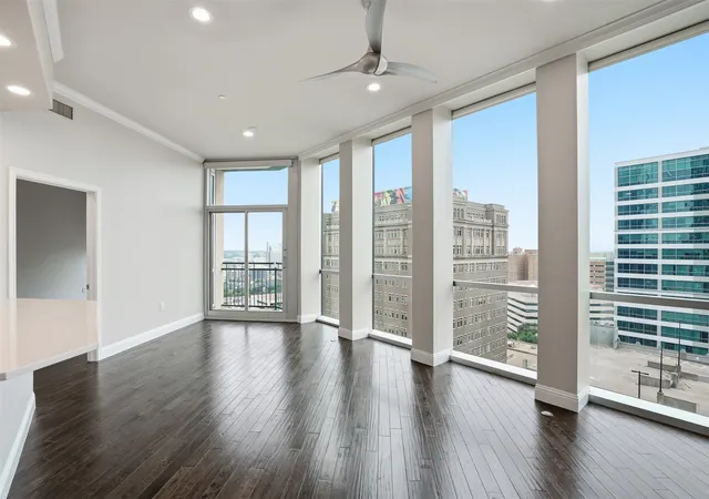 2nd image of 500 Throckmorton St #1605, Fort Worth, TX 76102 | MLS# 21279039