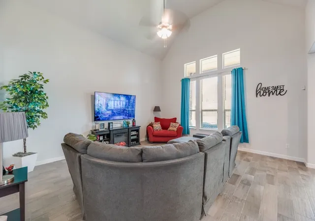 Photo 4 of Single family home for sale at 7807 Links Dr, Arlington, TX 76001 | MLS# 21277528 | Listing updated on 2026-08-27