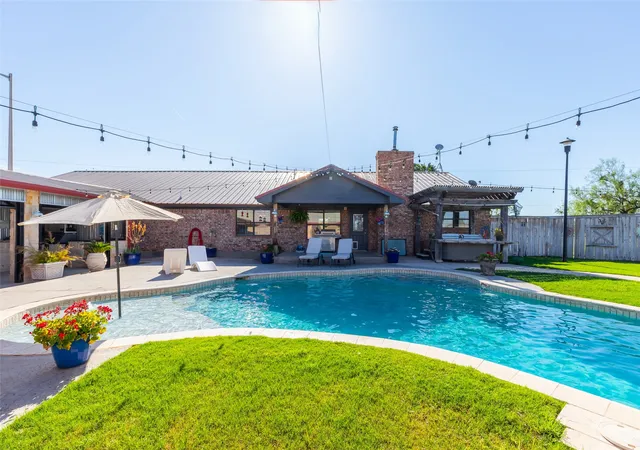 Photo 2 of Sale Pending at 426 S Elmdale, Abilene, TX 79602 | MLS# 21270424 | Listing updated on 2026-08-31