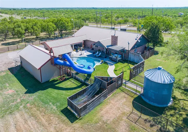 Photo 3 of Sale Pending at 426 S Elmdale, Abilene, TX 79602 | MLS# 21270424 | Listing updated on 2026-08-31