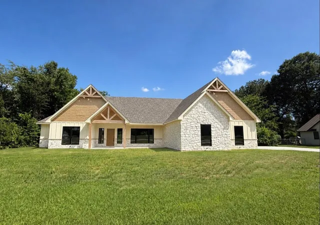 Photo 1 of Single family home for sale at 5040 Fm 195, Paris, TX 75462 | MLS# 21274379 | Listing updated on 2026-07-07