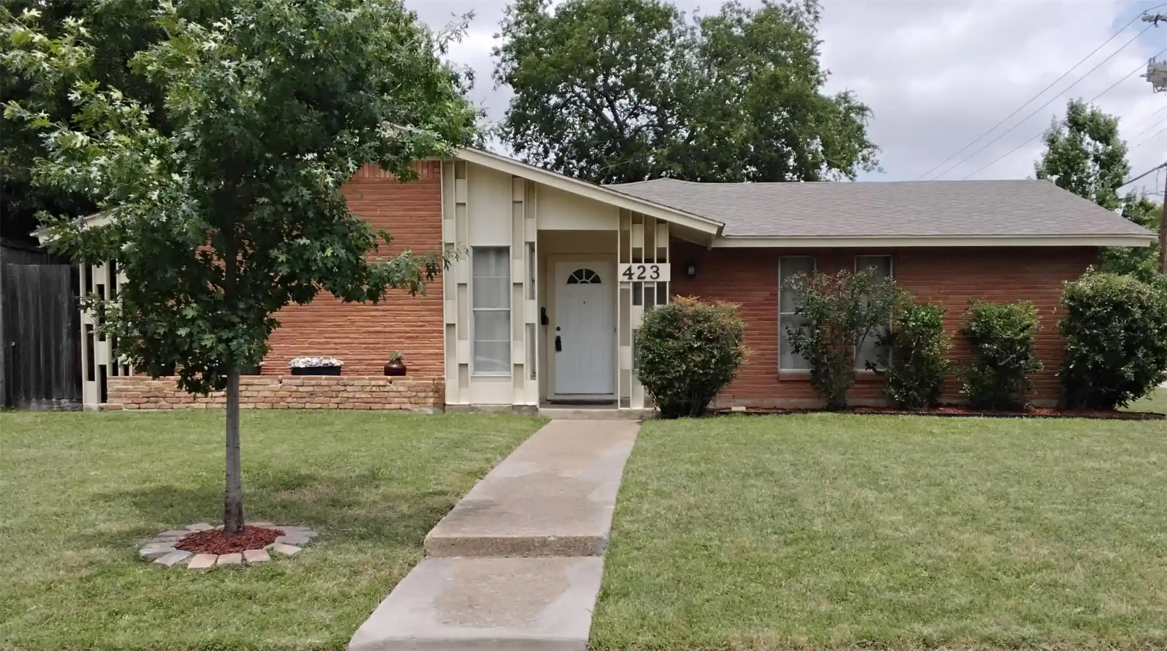 Photo 1 of Single family home for sale at 423 Columbia Cir, Irving, TX 75062 | MLS# 21274512 | Listing updated on 2026-10-16