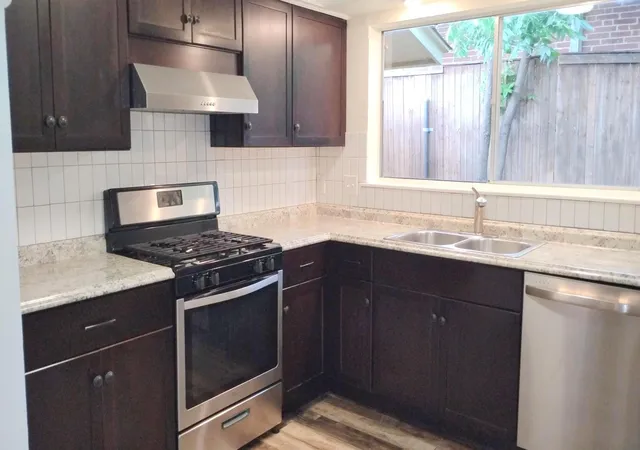 Photo 3 of Single family home for sale at 423 Columbia Cir, Irving, TX 75062 | MLS# 21274512 | Listing updated on 2026-09-25