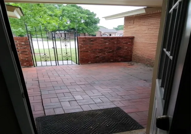 Photo 4 of Single family home for sale at 423 Columbia Cir, Irving, TX 75062 | MLS# 21274512 | Listing updated on 2026-09-25