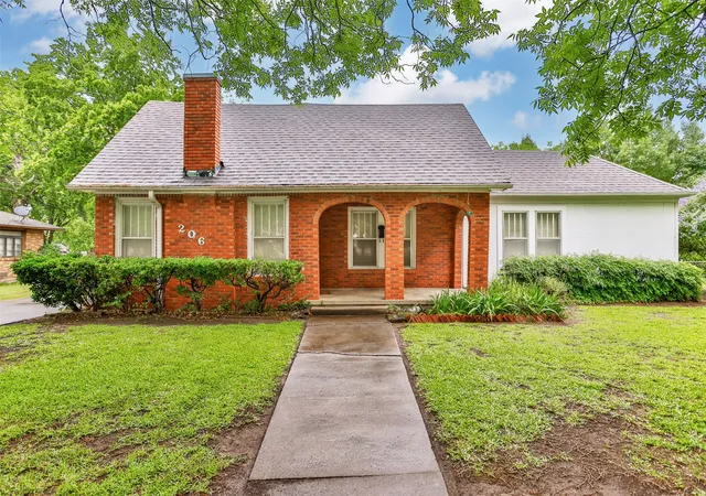 Photo 1 of Single family home for sale at 206 Ritchey St, Gainesville, TX 76240 | MLS# 21279549 | Listing updated on 2026-08-22