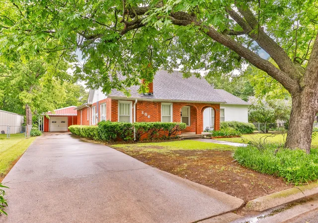 Photo 2 of Single family home for sale at 206 Ritchey St, Gainesville, TX 76240 | MLS# 21279549 | Listing updated on 2026-08-22