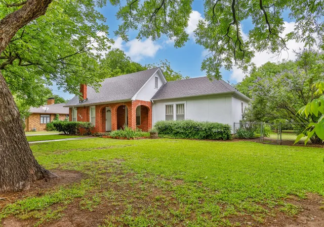 Photo 3 of Single family home for sale at 206 Ritchey St, Gainesville, TX 76240 | MLS# 21279549 | Listing updated on 2026-08-22