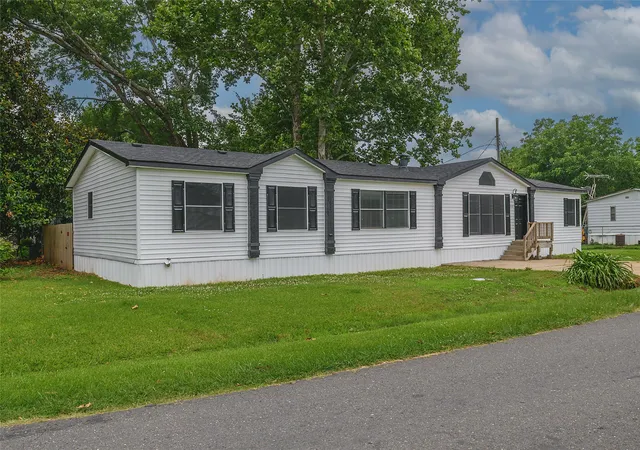 Photo 2 of Manufactured home for sale at 5233 Timothy Trl, Bossier City, LA 71111 | MLS# 21278580 | Listing updated on 2026-08-20
