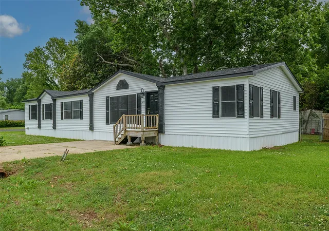 Photo 3 of Manufactured home for sale at 5233 Timothy Trl, Bossier City, LA 71111 | MLS# 21278580 | Listing updated on 2026-08-20