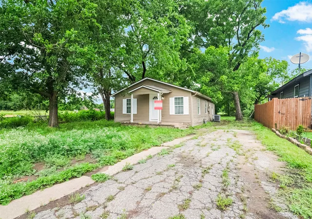 Photo 1 of Single family home for sale at 627 E Pacific St, Sherman, TX 75090 | MLS# 21277616 | Listing updated on 2026-09-21