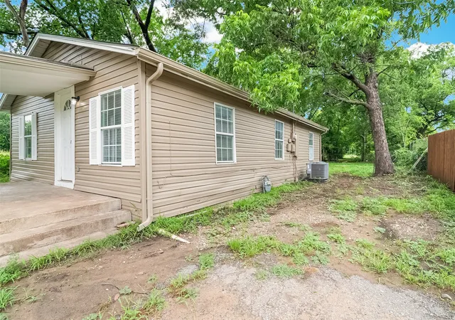 Photo 2 of Single family home for sale at 627 E Pacific St, Sherman, TX 75090 | MLS# 21277616 | Listing updated on 2026-09-21