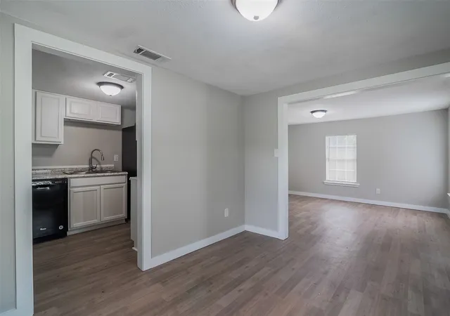 Photo 4 of Single family home for sale at 627 E Pacific St, Sherman, TX 75090 | MLS# 21277616 | Listing updated on 2026-09-21