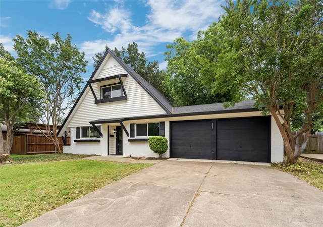 Photo 1 of Single family home for sale at 220 Robert St, Burleson, TX 76028 | MLS# 21279343 | Listing updated on 2026-08-28