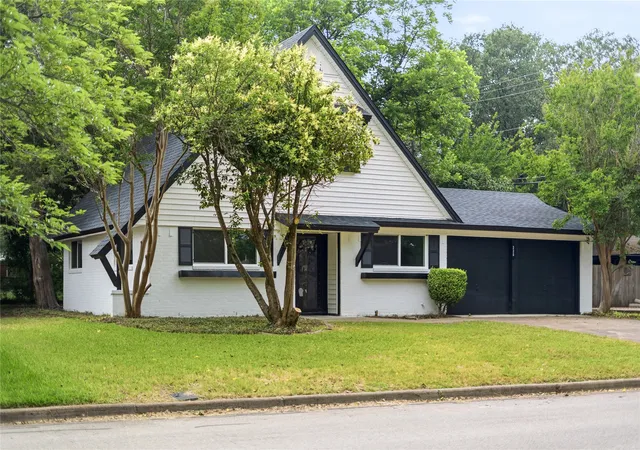 Photo 2 of Single family home for sale at 220 Robert St, Burleson, TX 76028 | MLS# 21279343 | Listing updated on 2026-08-28