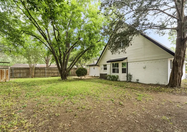 Photo 4 of Single family home for sale at 220 Robert St, Burleson, TX 76028 | MLS# 21279343 | Listing updated on 2026-08-28