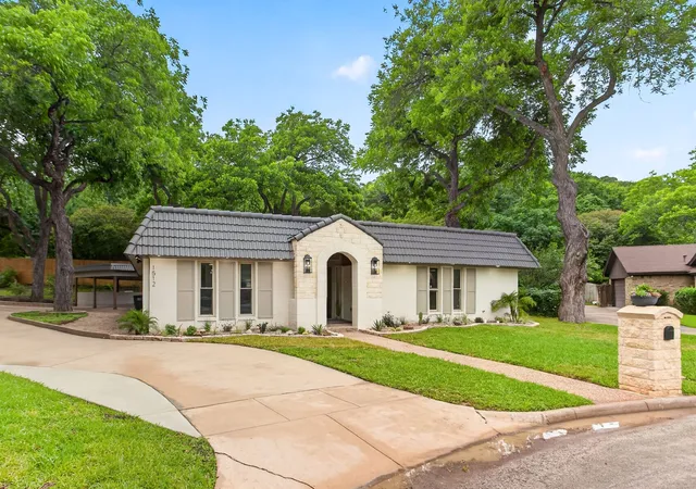 2nd image of 1512 Northcrest Ct, Fort Worth, TX 76107 | MLS# 21277662