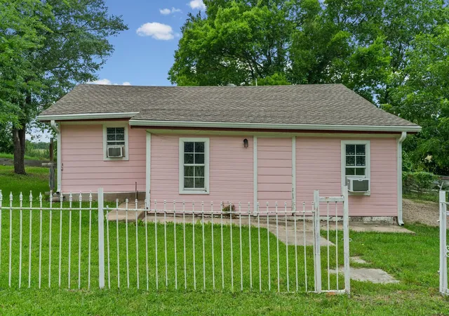 Photo 3 of Single family home for sale at 325 West Ln, Quinlan, TX 75474 | MLS# 21275692 | Listing updated on 2026-10-02