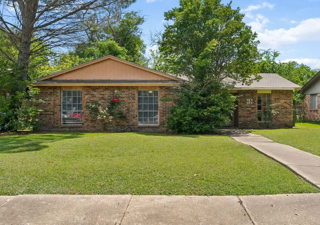 1st image of 818 Quebec Dr, Garland, TX 75040 | MLS# 21279388