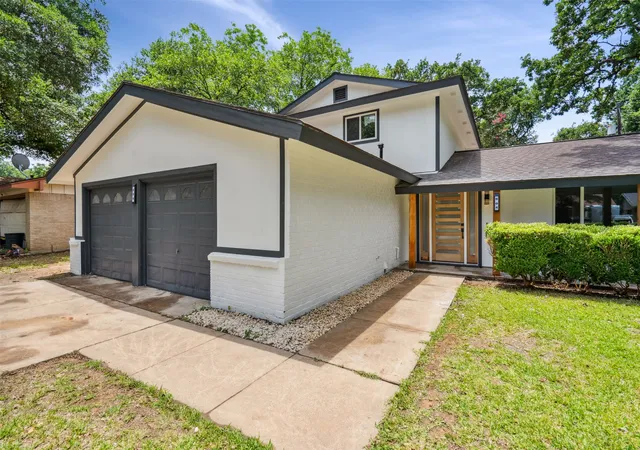Photo 2 of Single family home for sale at 604 Buffalo Dr, Arlington, TX 76013 | MLS# 21279883 | Listing updated on 2026-08-22