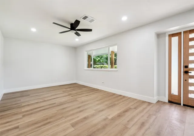 Photo 3 of Single family home for sale at 604 Buffalo Dr, Arlington, TX 76013 | MLS# 21279883 | Listing updated on 2026-08-22