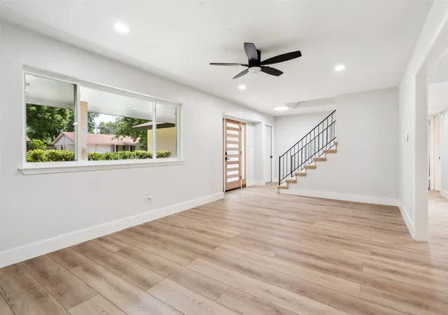 Photo 4 of Single family home for sale at 604 Buffalo Dr, Arlington, TX 76013 | MLS# 21279883 | Listing updated on 2026-08-22