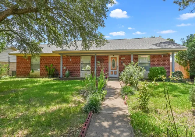 2nd image of 4014 W Rochelle Rd, Irving, TX 75062 | MLS# 21280002