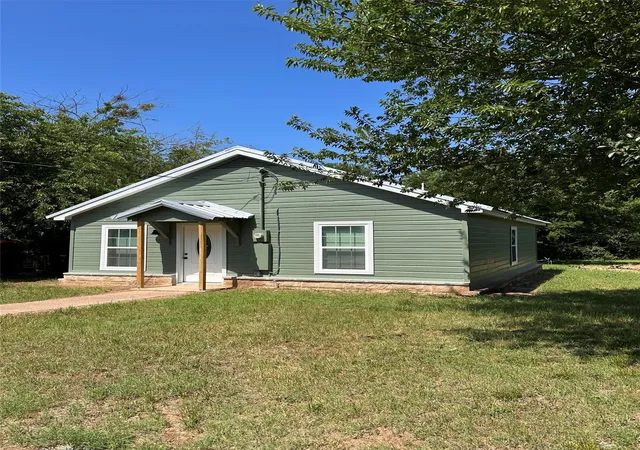 Homes for sale in Comanche, TX | 805 Green St, Comanche, TX 76442 | MLS# 21279985