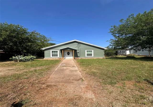 Homes for sale in Comanche, TX | 805 Green St, Comanche, TX 76442 | MLS# 21279985