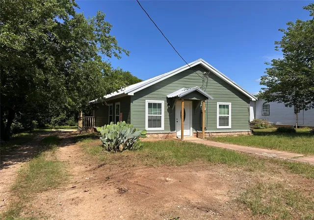 Homes for sale in Comanche, TX | 805 Green St, Comanche, TX 76442 | MLS# 21279985