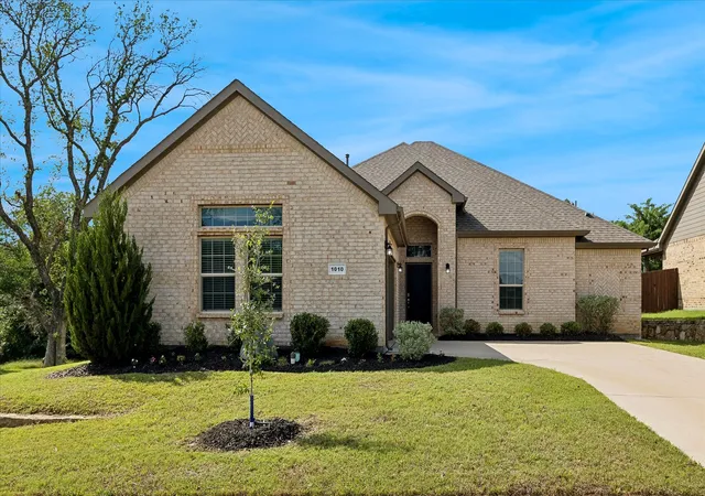 Photo 1 of Single family home for sale at 1010 Silver Oak Dr, Mansfield, TX 76063 | MLS# 21279730 | Listing updated on 2026-08-29