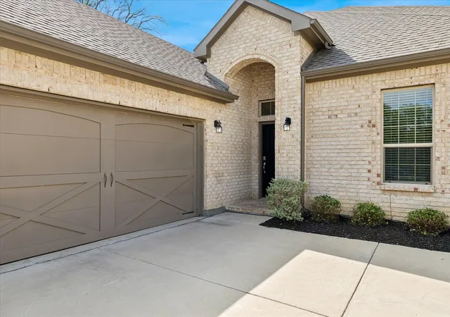 Photo 2 of Single family home for sale at 1010 Silver Oak Dr, Mansfield, TX 76063 | MLS# 21279730 | Listing updated on 2026-08-29