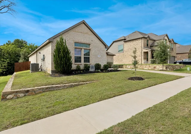 Photo 3 of Single family home for sale at 1010 Silver Oak Dr, Mansfield, TX 76063 | MLS# 21279730 | Listing updated on 2026-08-29