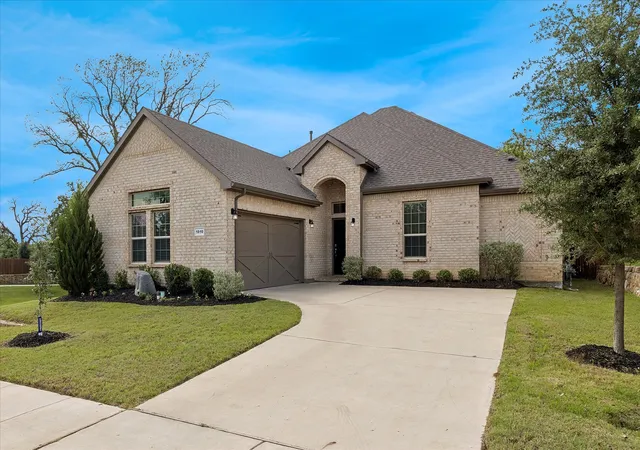 Photo 3 of Single family home for sale at 1010 Silver Oak Dr, Mansfield, TX 76063 | MLS# 21279730 | Listing updated on 2026-08-29