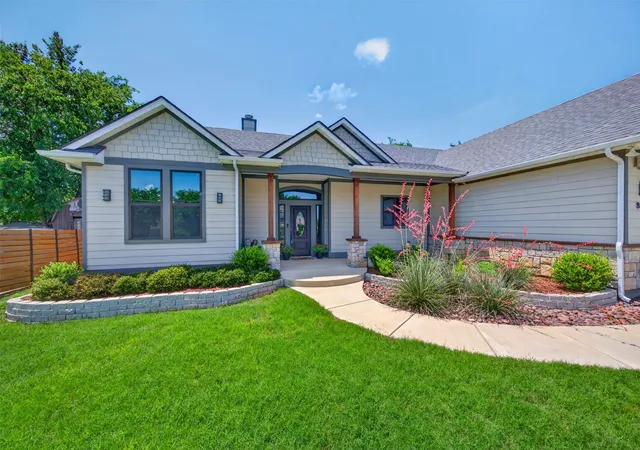 Photo 2 of Sale Pending at 815 W Ball St, Weatherford, TX 76086 | MLS# 21279932 | Listing updated on 2026-07-24