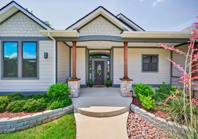 Photo 3 of Sale Pending at 815 W Ball St, Weatherford, TX 76086 | MLS# 21279932 | Listing updated on 2026-07-24